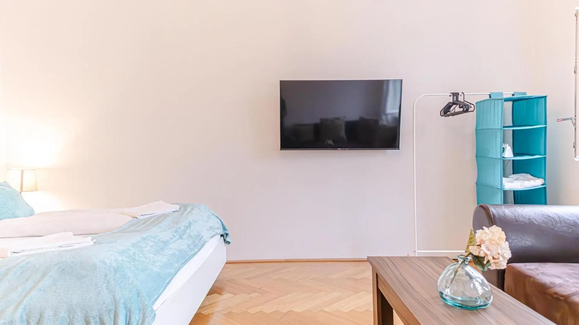 Amazing 2Br City Stay, Wiener Stadthalle Apartament